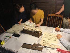 地域博物館プロジェクトの活動写真。白谷荘歴史民俗博物館での調査活動