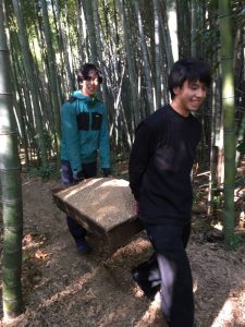 BAMBOO HOUSE PROJECTの活動写真。竹チップを運搬する様子。